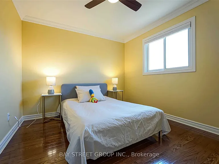 1480 Princeton Cres — Photo 18