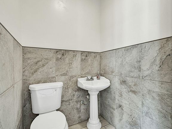 5th image of 651 Rockholt Ln