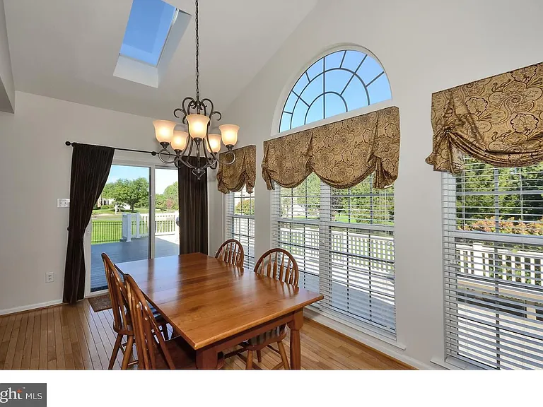 584 Leslie Ln — Photo 14