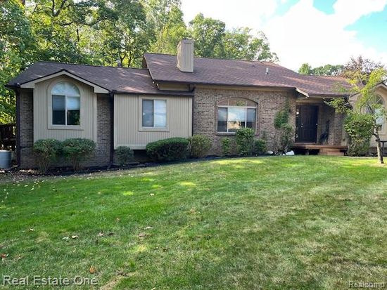 7453 Pepper Crk, West Bloomfield, MI 48322