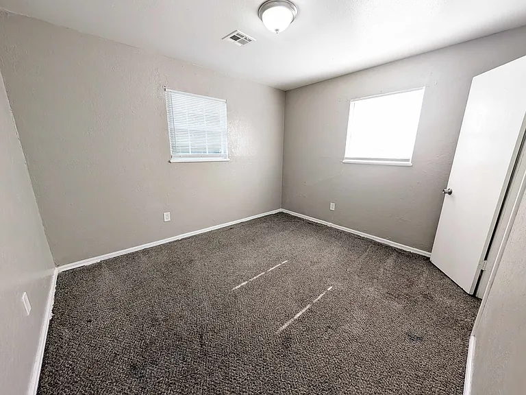 1025 Hoyt Ave — Photo 6