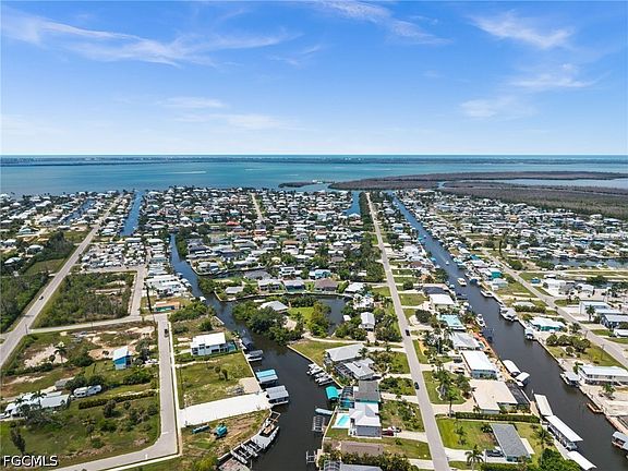 3rd image of 2808 Sanibel Blvd