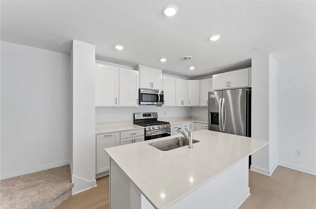 3 bed, 1782 sqft, $2,299 — Photo 3