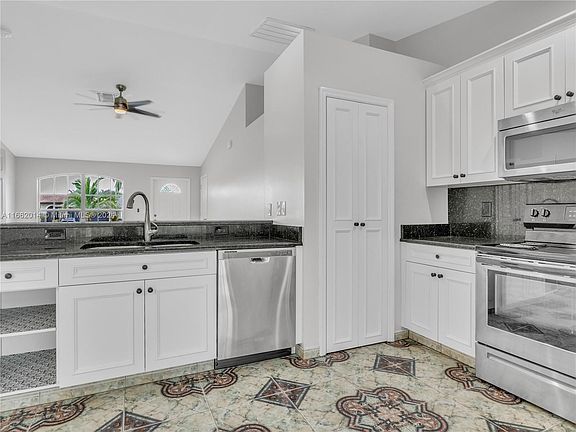 5th image of 912 SE 5th Pl