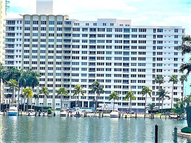 5005 Collins Ave #707
