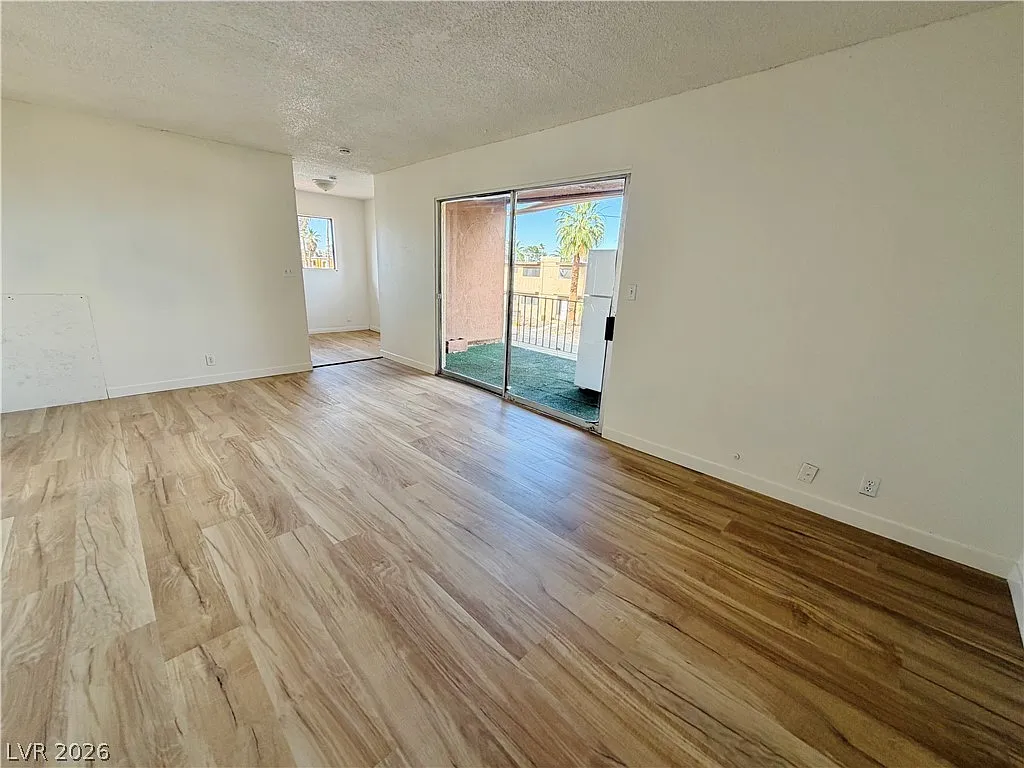 2 bed, 1.0 bath, 3576 sqft, $795 — Photo 3