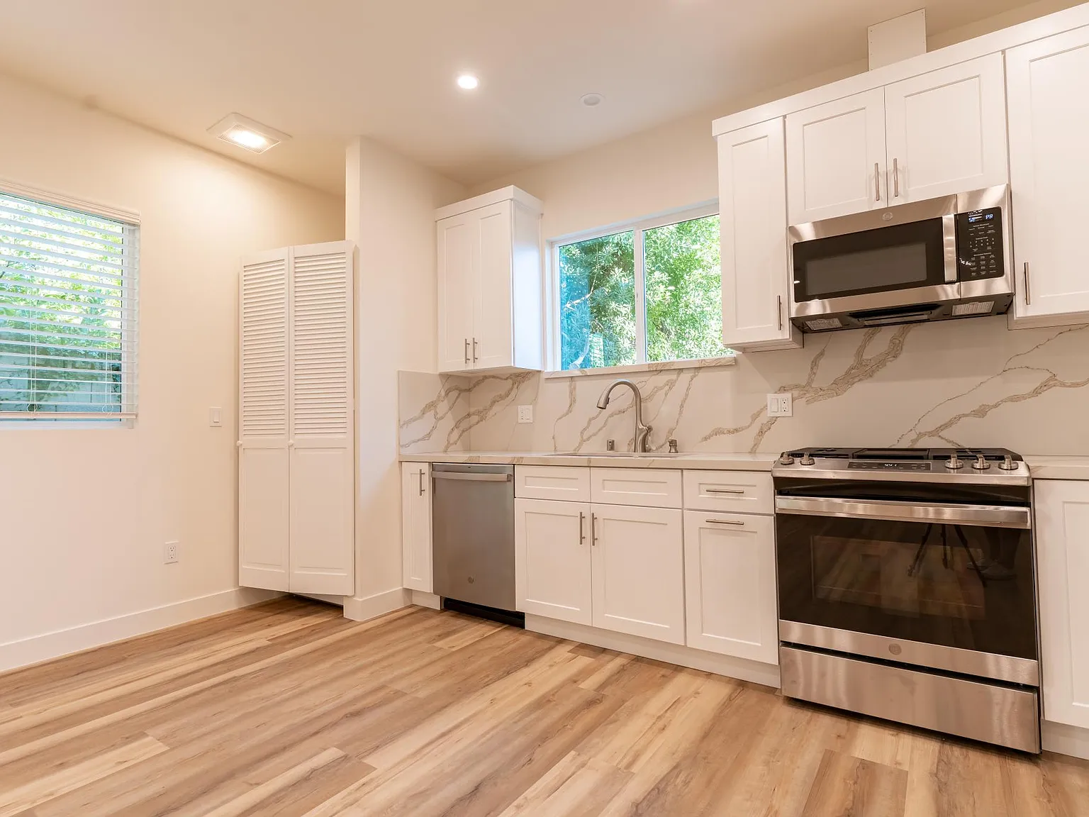 2 bed, 950 sqft, $3,100 — Photo 4
