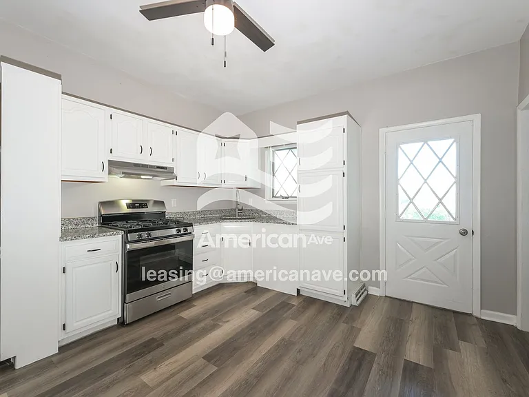 1289792_007_kitchen_7.jpg