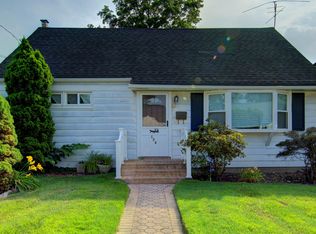 126 Walton Ave, Uniondale, NY 11553