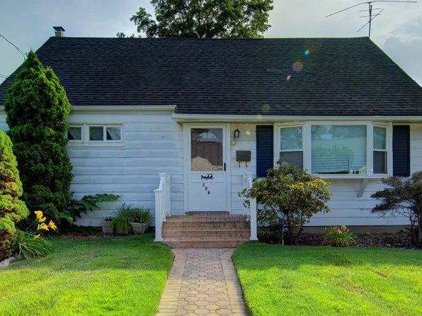 126 Walton Ave, Uniondale, NY 11553