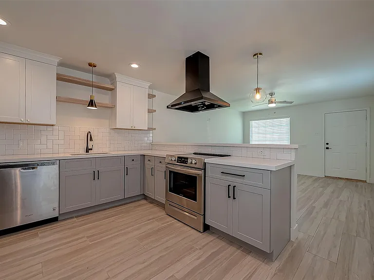 915 Adele St — Photo 8