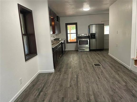 4th image of 805 E Pacific Ave