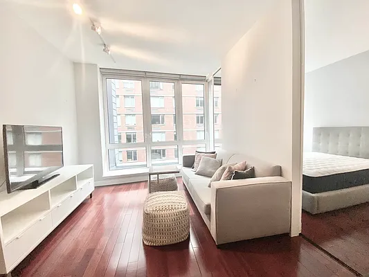 Rented by Bond New York | media 44