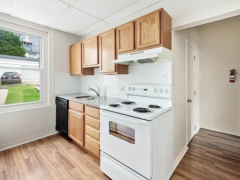 202 E Hector 2nd Floor — Photo 8