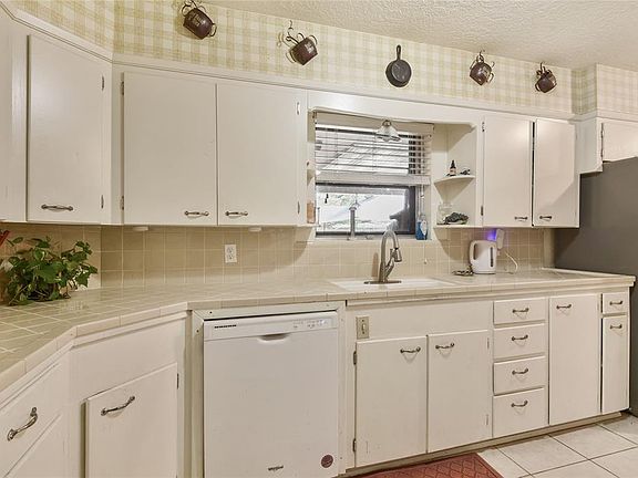 3rd image of 803 Rosewood Drive