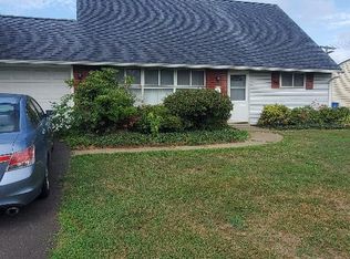 23 Jewel Ln, Levittown, PA 19055