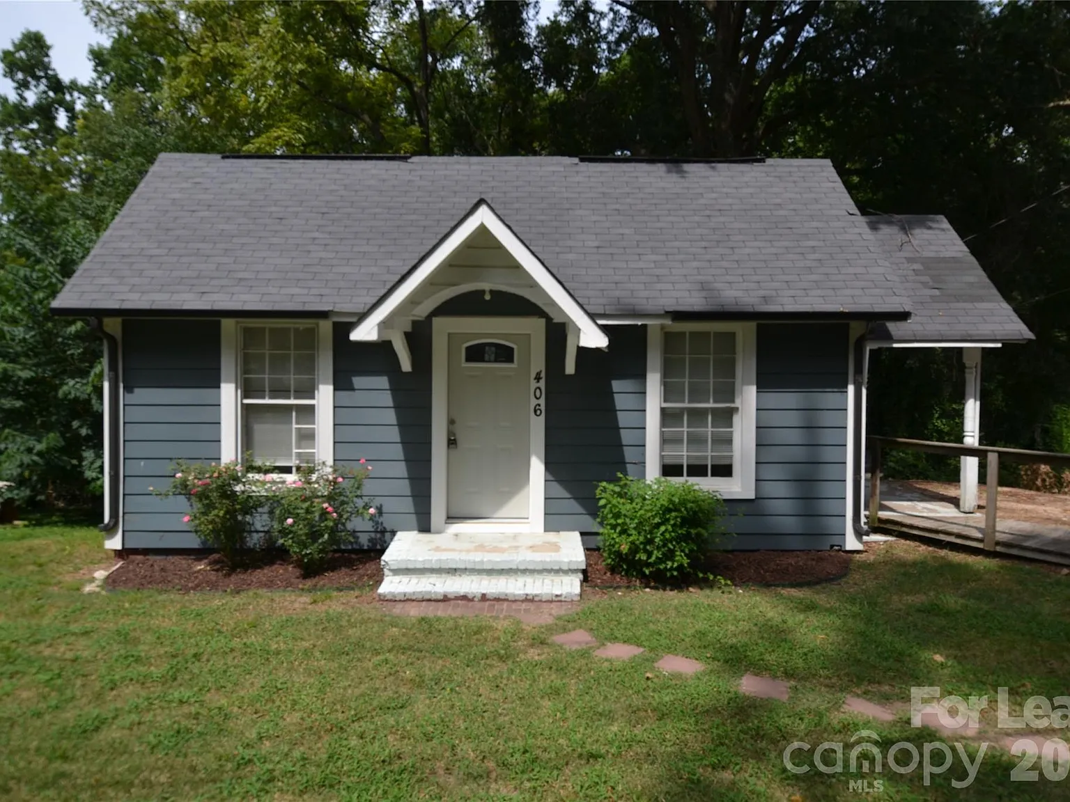 2 bed, 1.0 bath, 780 sqft, $1,200 — Photo 1