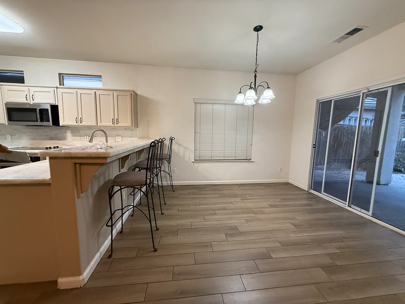 4 bed, 1923 sqft, $2,795 — Photo 3