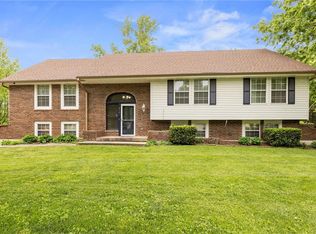 600 NE Sunny Creek Ln, Blue Springs, MO 64014