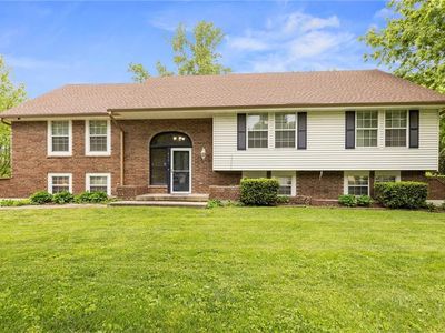 600 NE Sunny Creek Ln, Blue Springs, MO, 64014