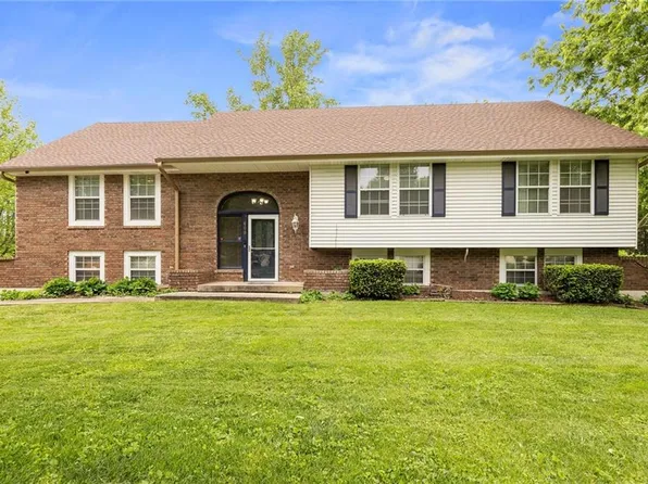 600 NE Sunny Creek Ln, Blue Springs, MO 64014