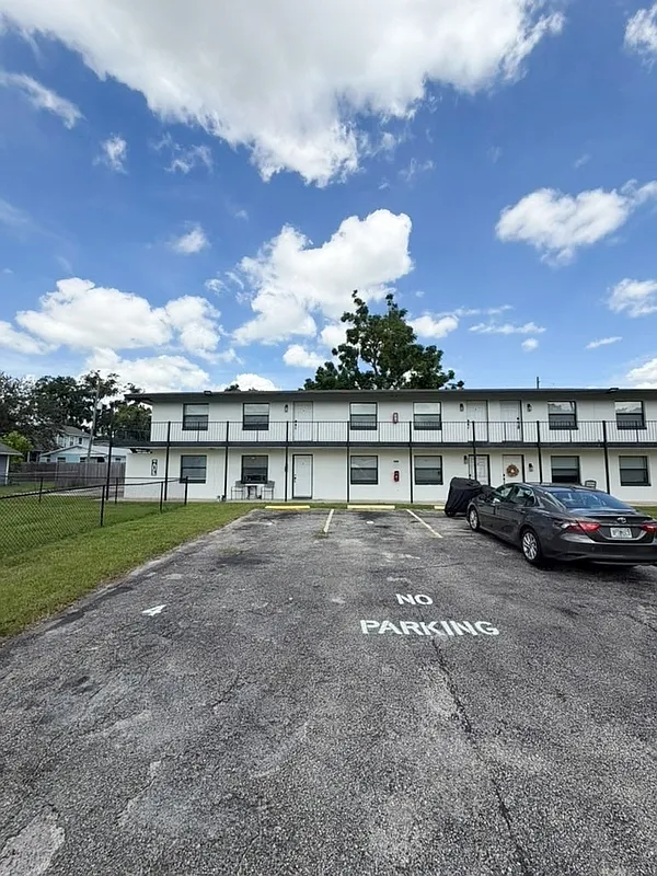 2 bed, 1.0 bath, $1,290 — Photo 2