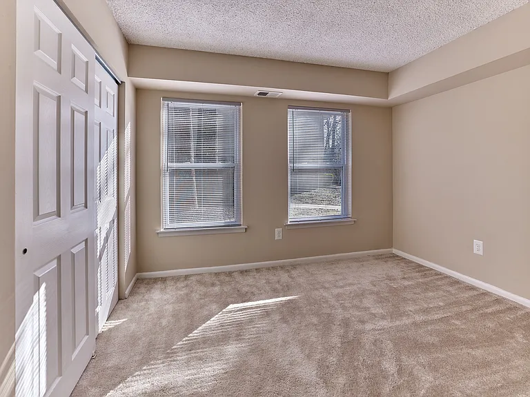 Bright Bedroom - 2 Bed 2 Bath