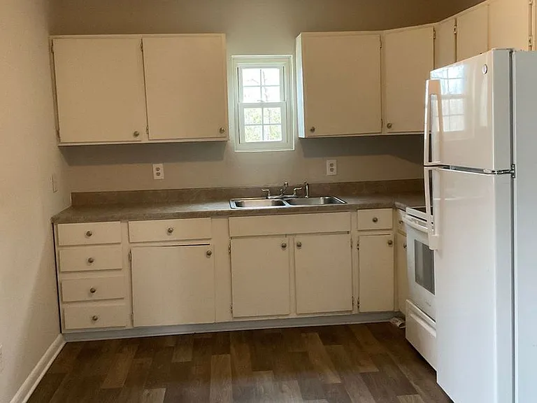 1043 Mountain Crest Dr — Photo 2