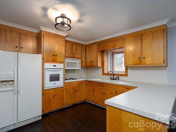 3rd image of 2808 Murdock Ln