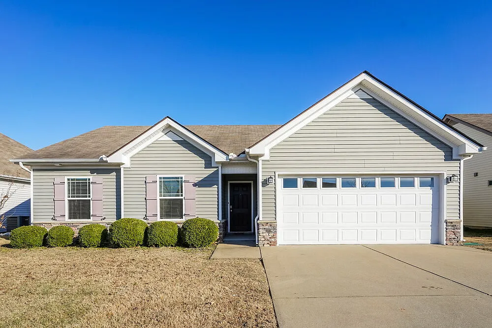 3 bed, 2.0 bath, 1357 sqft, $2,610 — Photo 1