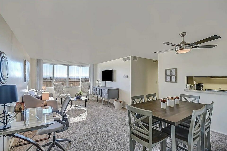 Open floorplan with kitchen, dining, and livingroom