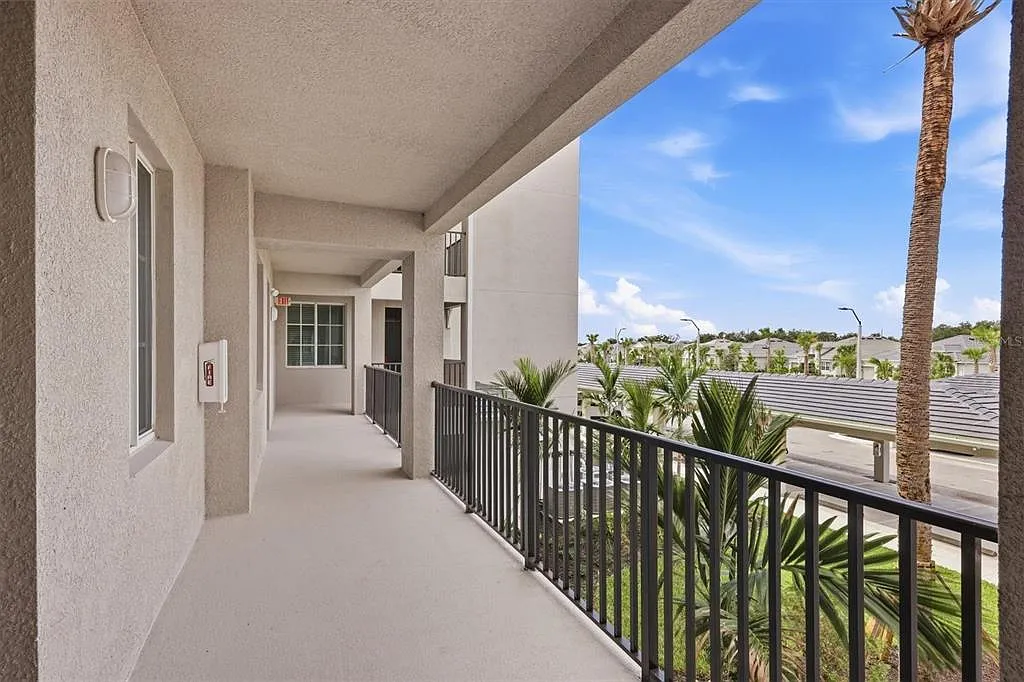 3 bed, 2.0 bath, 1301 sqft, $2,750 — Photo 2