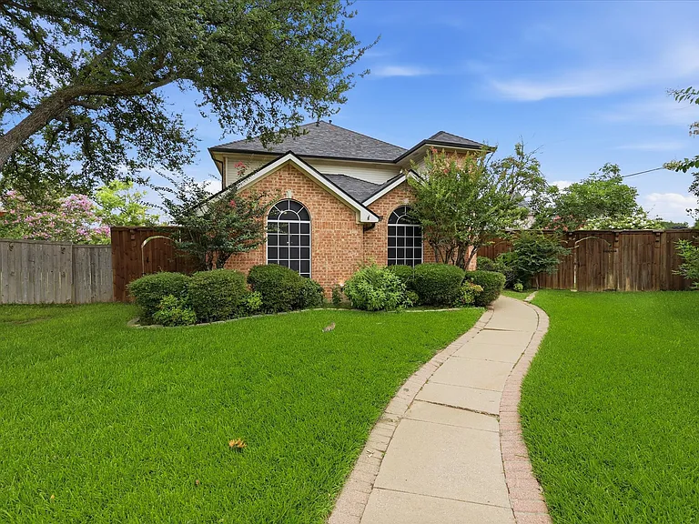 600 Raintree Cir — Photo 3