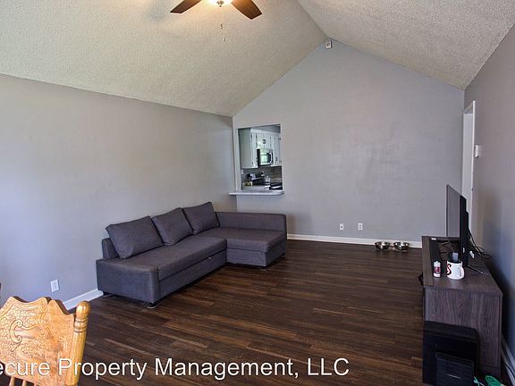 4th image of 3411 Oak Park Dr