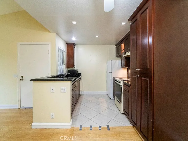 26212 E Sanz — Photo 8