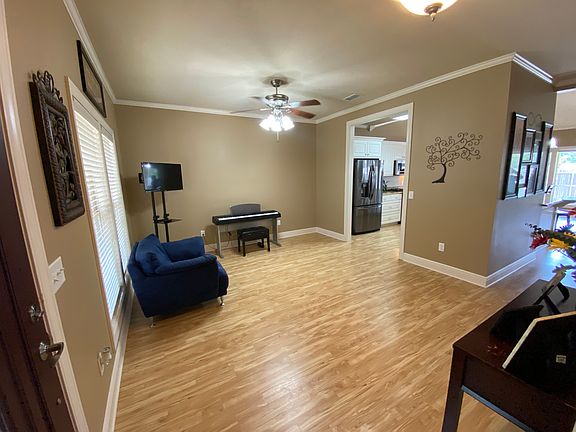 3rd image of 81 Sassafras Dr