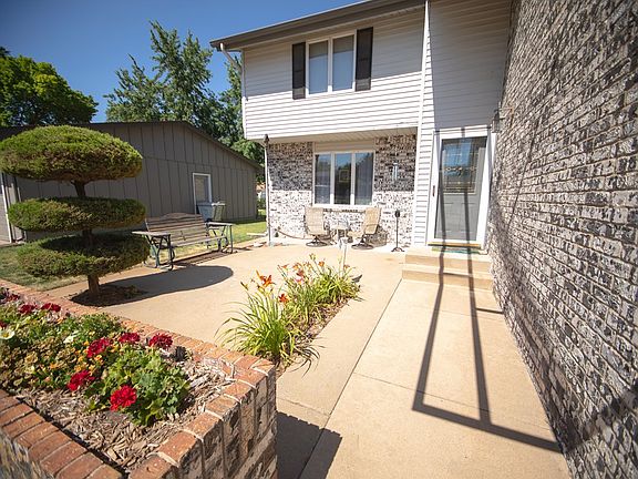 3rd image of 2650 Summer Ln