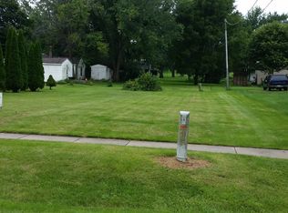 40 N Davis Ave, Amboy, IL 61310