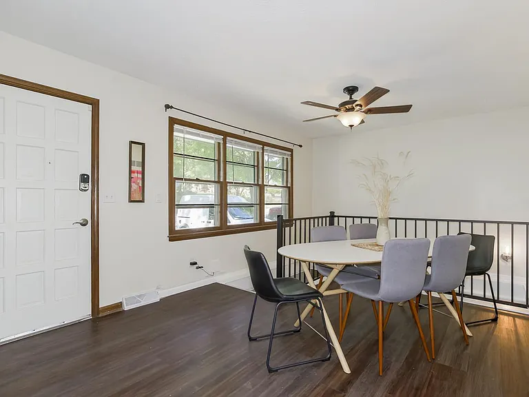 300 SE Chicago St — Photo 3