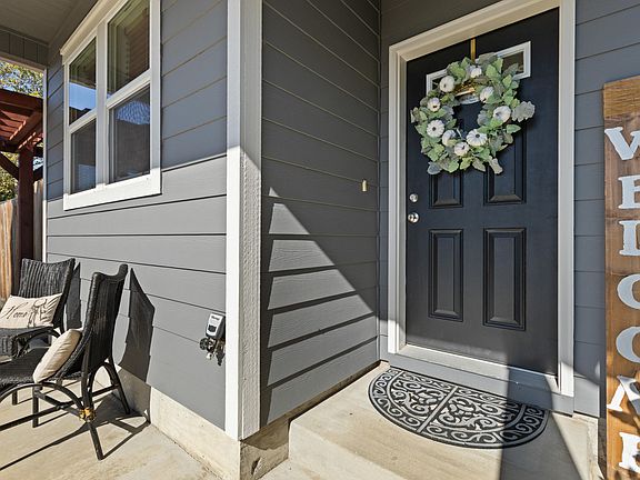 5th image of 135 Othello Ave