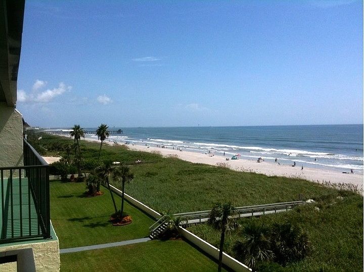 View looking north to the Cocoa Beach Pier