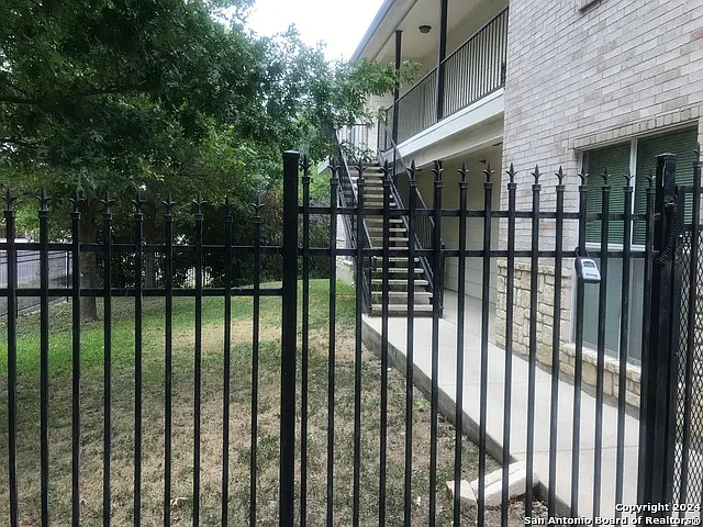 2 bed, 2.0 bath, 1005 sqft, $1,200 — Photo 1