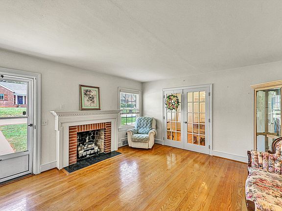 4th image of 225 Hillcrest Dr