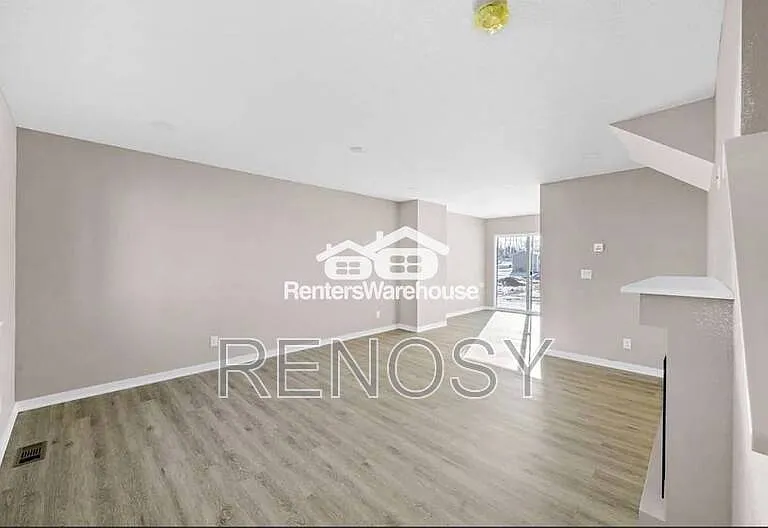 102 E Sycamore St — Photo 4