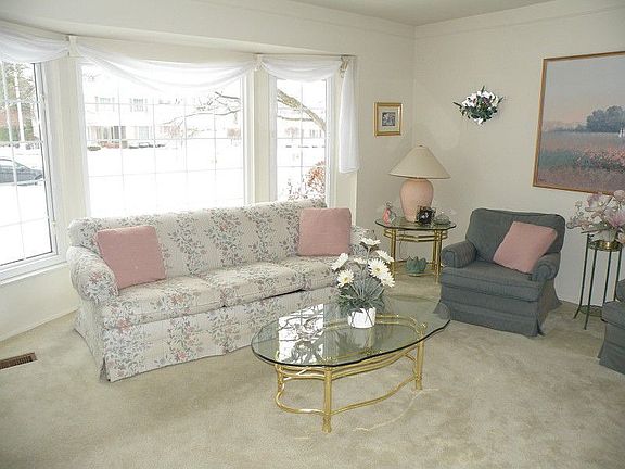 4th image of 18609 Renwick St