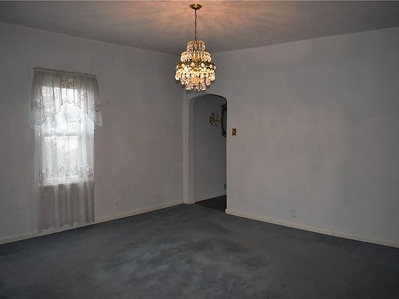 5th image of 195 Lawrence Ave