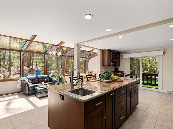 4th image of 32 Sherborne Cir