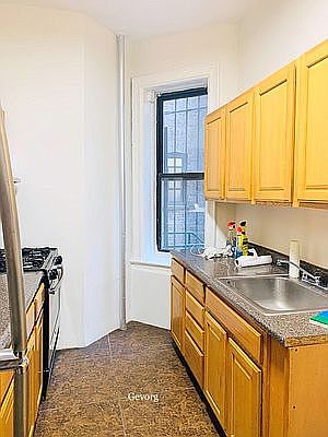 5th image of 229 W 105th St APT 4