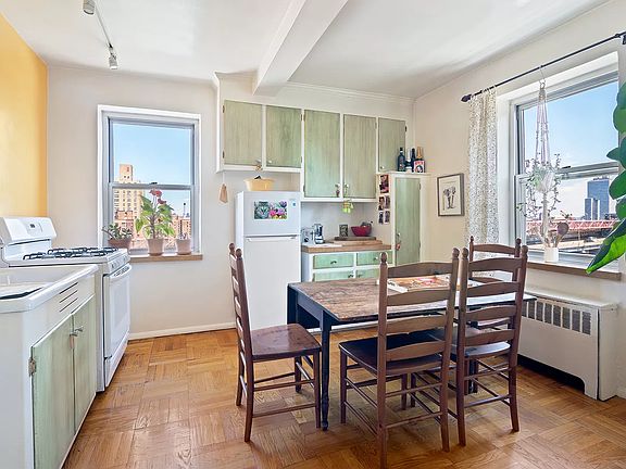 2nd image of 550 Grand St APT J12b