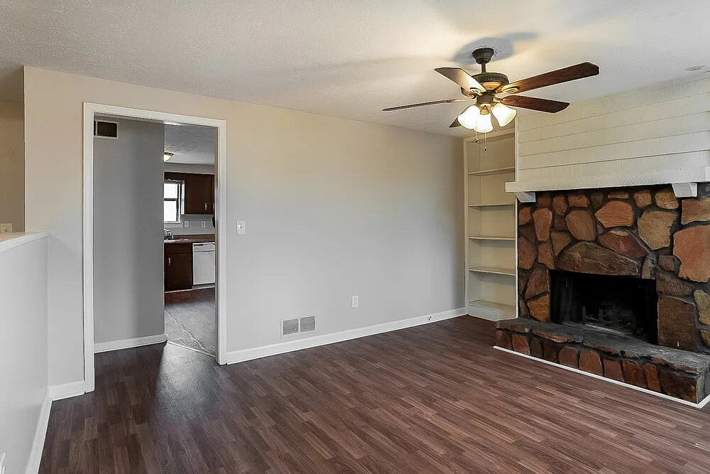 3 bed, 2.0 bath, 1276 sqft, $1,610 — Photo 4